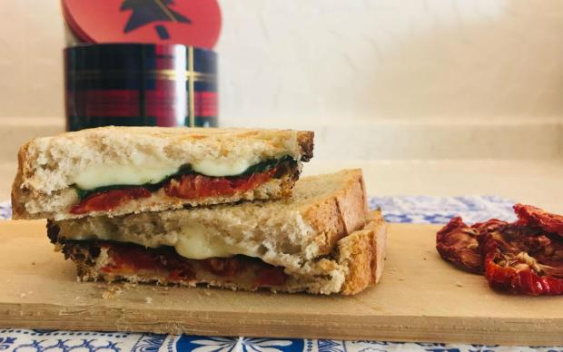 Ispanaklı Kuru Domatesli Tost Tarifi
