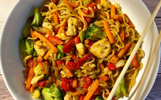 tavuklu-sebzeli-noodle-editorr