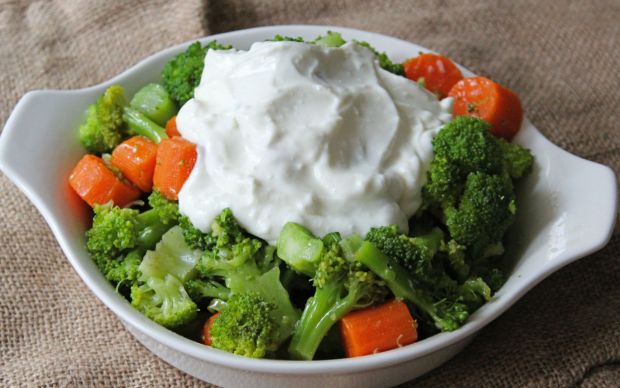 Yoğurtlu Brokoli Salatası Tarifi