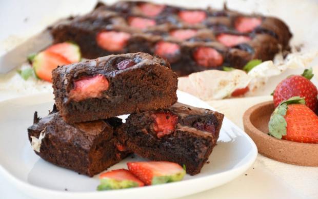 visneli-cilekli-brownie-tarifi