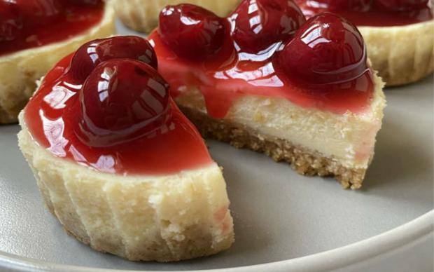 visneli-porsiyonluk-cheesecake-tarifi