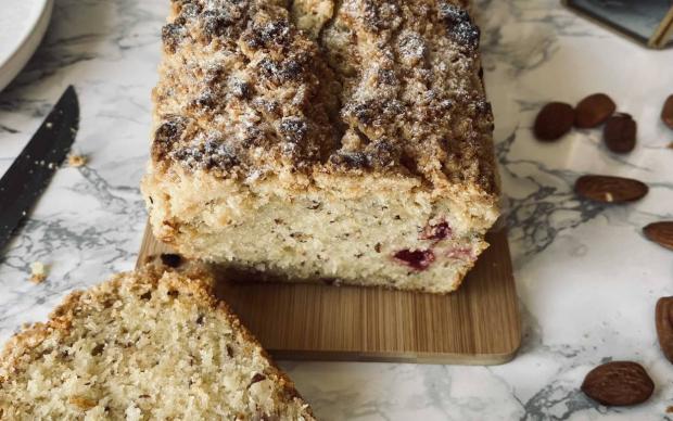 bademli-visneli-crumble-kek