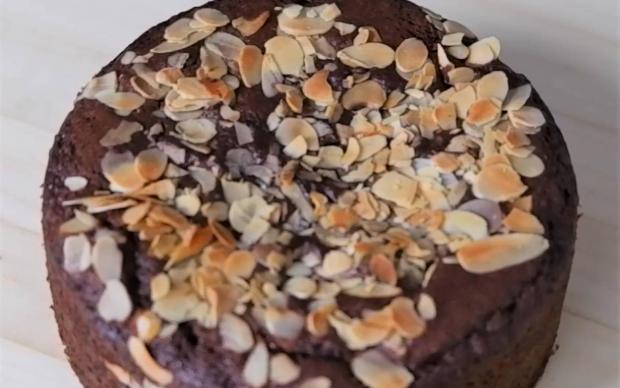 kolay-cikolatali-kek-almond
