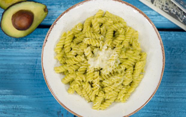 Avokado ve Kremalı Burgu Makarna Tarifi