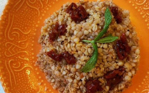 domatesli-karabugday-pilavi-tarifi