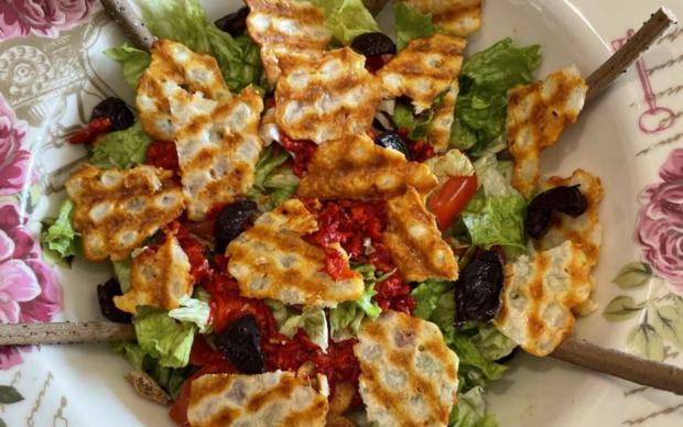 hellim-peynirli-diyet-salata-tarifi