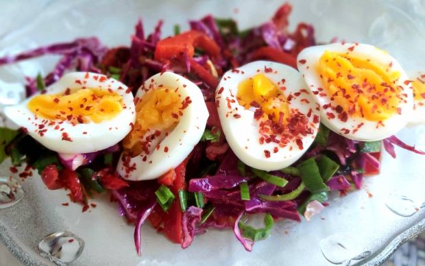 Kapya Biberli Haşlanmış Yumurta Salatası Tarifi