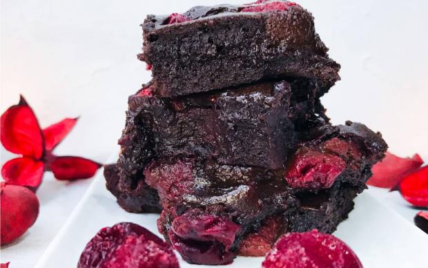 visneli-cilekli-brownie-tarifi (1)