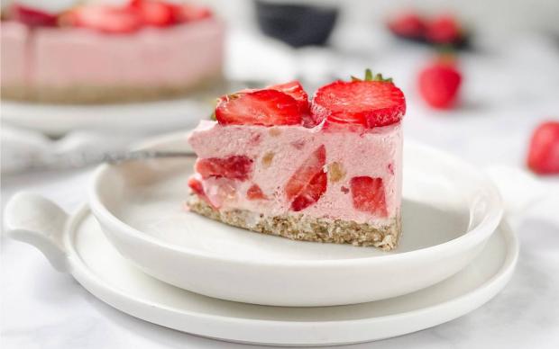 Çilekli Raw Cheesecake Tarifi
