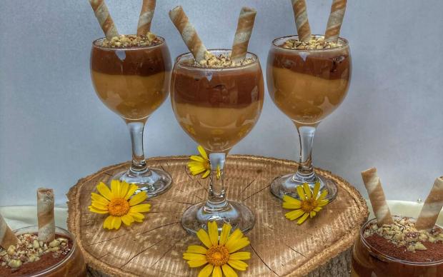 karamelli-iki-renkli-muhallebi-tarifi