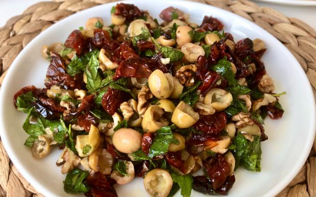 kuru-domatesli-zeytin-salatasi-aysegul
