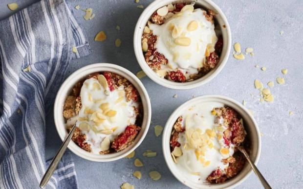 sekersiz-cilekli-crumble-tarifi