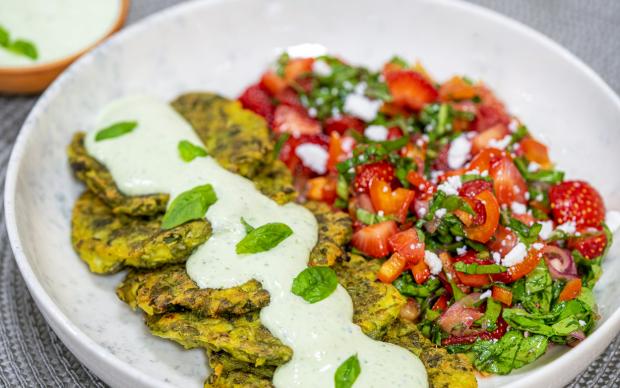 Çilekli Salata ve Semizotlu Mücver Tarifi