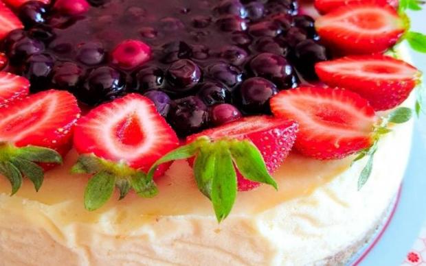 yaban-mersini-soslu-cheesecake-tarifi