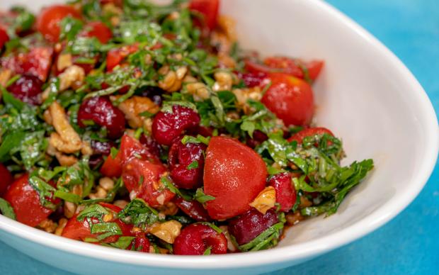 Vişne ve Domatesli Yaz Salatası Tarifi