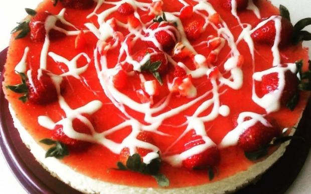 cilekli-kaymakli-cheesecake-emine