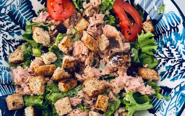 krutonlu-ton-balikli-salata-tarifi