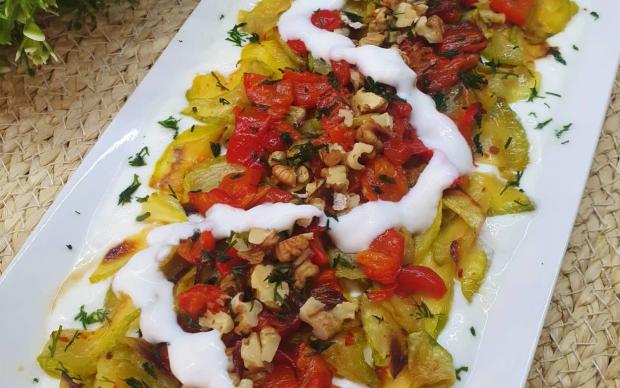 suzme-yogurt-yataginda-kabakli-koz-biber-salatasi-tarifi