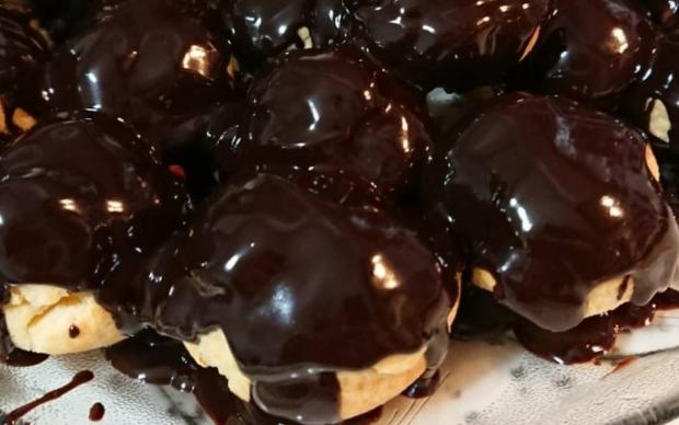 cikolata-soslu-profiterol-tarifi (1)