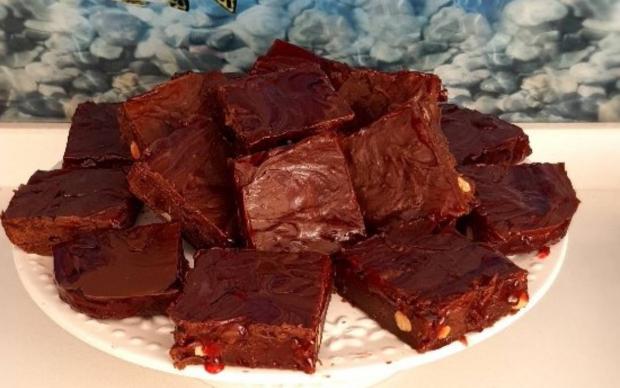 cikolata-ve-frambuaz-soslu-brownie-tarifi