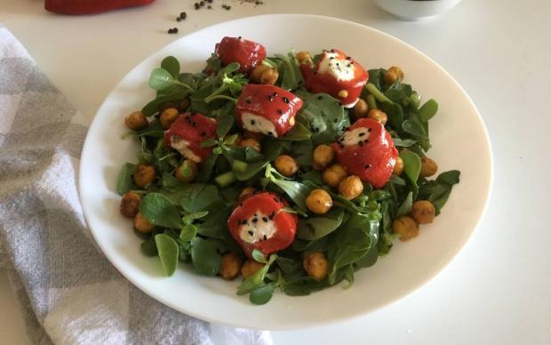 koz-biber-ve-citir-nohutlu-semizotu-salatasi-tarifi