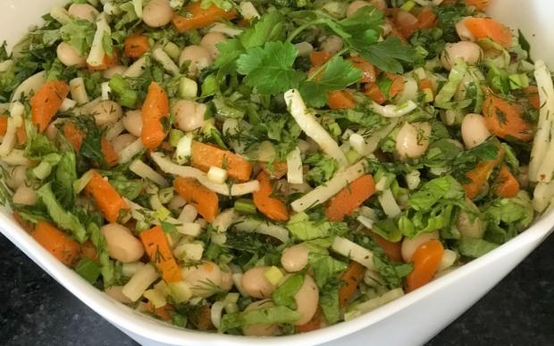 Erişteli Kuru Fasulye Salatası Tarifi
