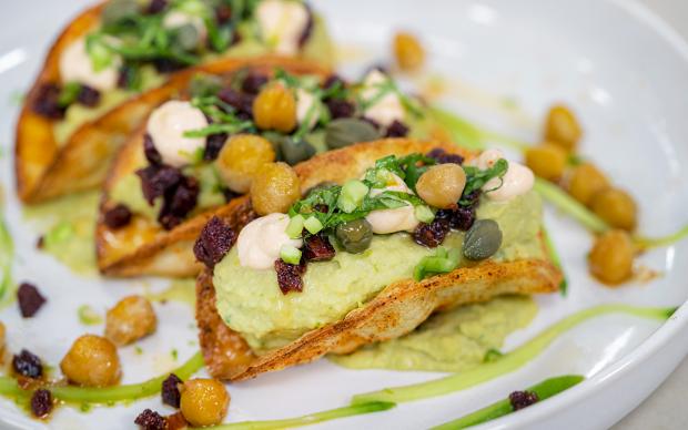 Fesleğenli Sucuklu Humus Taco Tarifi
