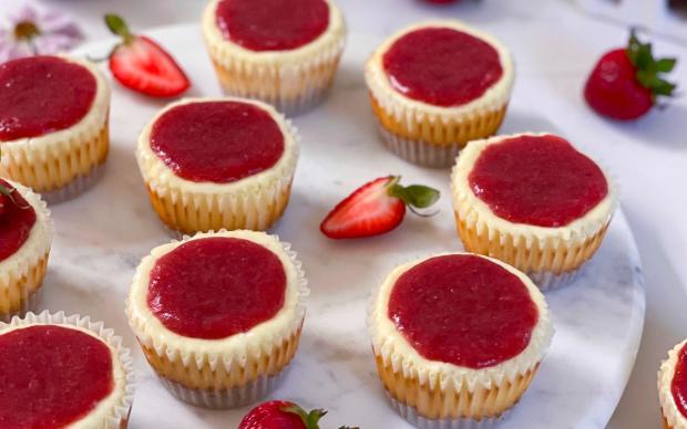 porsiyonluk-cilekli-cheesecake-emine