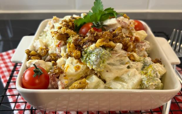 yogurtlu-sebzeli-salata-tarifi-maviecollore
