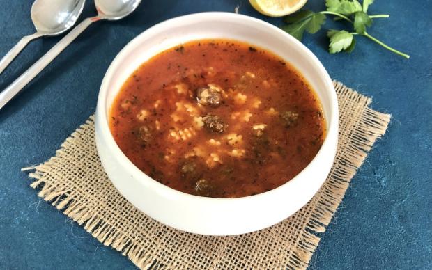 aysegul-karaman-kofteli-sehriye-corbasi