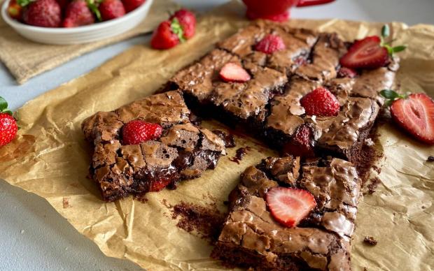 15 Dakikada Çilekli Brownie Tarifi