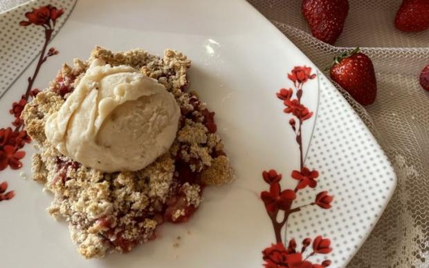 kocadangurme-rafine-sekersiz-cilekli-fit-crumble