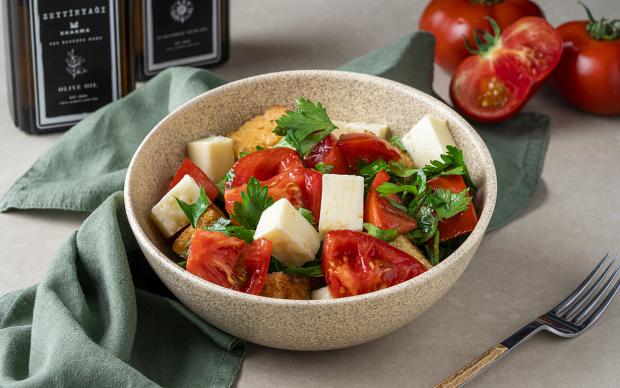 balli-sicak-domates-salatasi-yemekcom-1