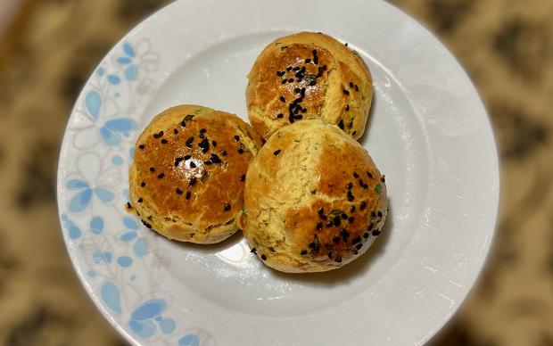 lor-peynirli-otlu-pogaca-sunum