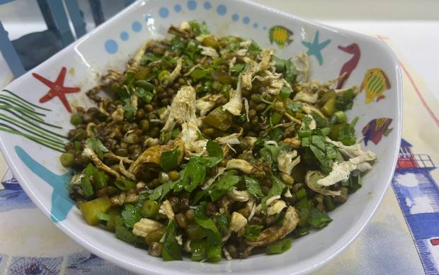 Tavuklu Kaparili Maş Fasulyesi Salatası Tarifi
