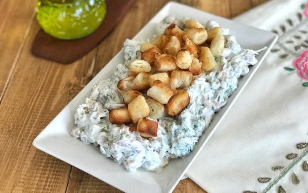 Çıtır Yufkalı Tavuklu Nohut Salatası Tarifi