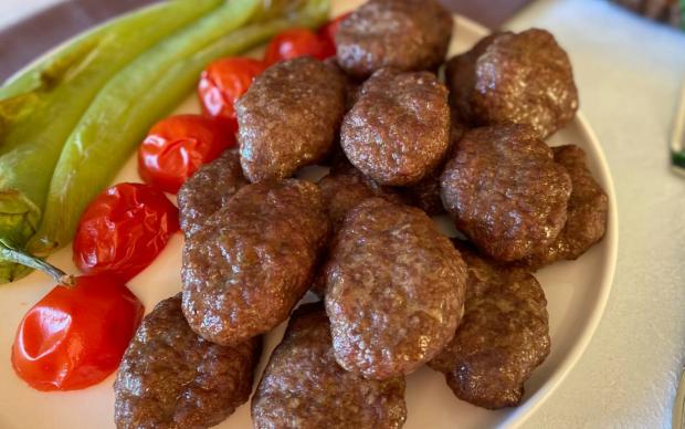Mangal Tadında Sulu Sulu Köfte Tarifi