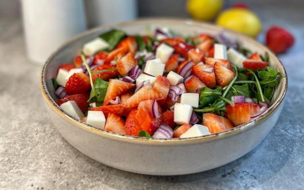 Çilekli Roka Salatası Tarifi