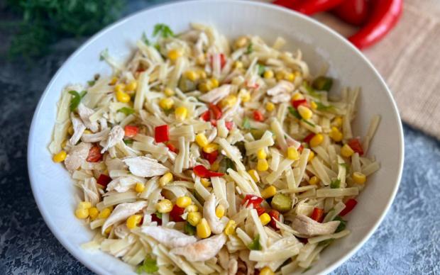 Tavuklu Erişte Salatası Tarifi