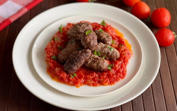 Domates Soslu Köfte Tarifi
