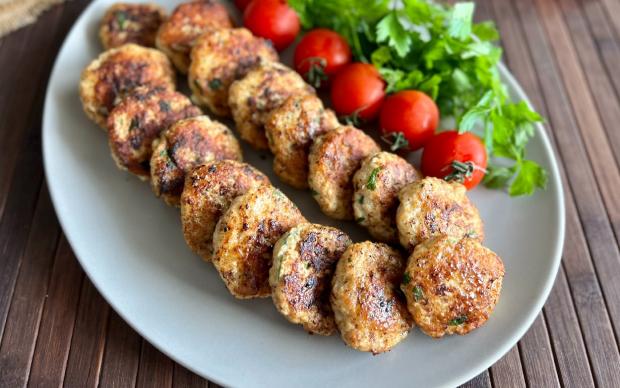 Kinoalı Tavuk Köftesi Tarifi