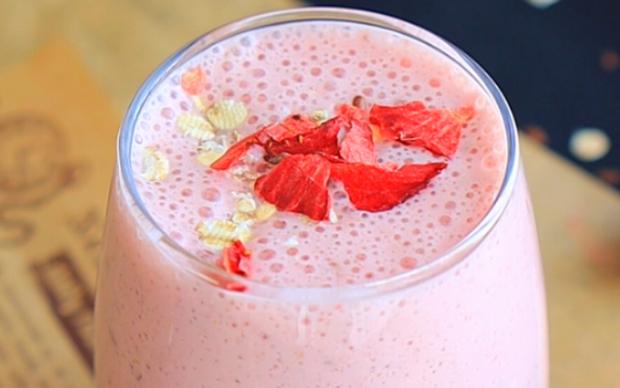 Çilek Yulaf ve Keten Tohumlu Smoothie Aşama 1