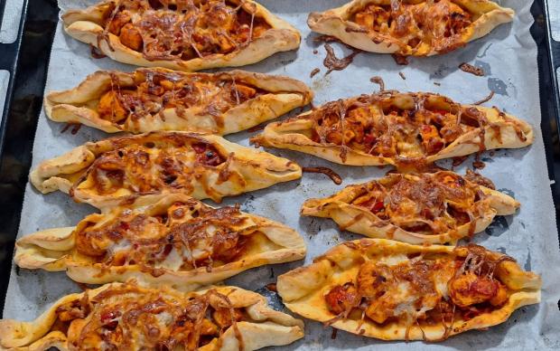 Ev Yapımı Tavuklu Pide Tarifi Aşama 1