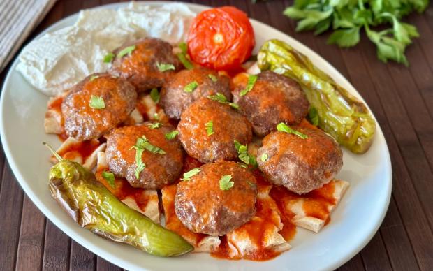 Domates Soslu Pideli Köfte Tarifi