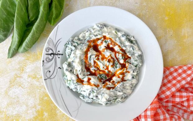 Yoğurtlu Pazı Salatası Tarifi