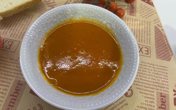 Közlenmiş Sarımsaklı Domates Çorbası Tarifi