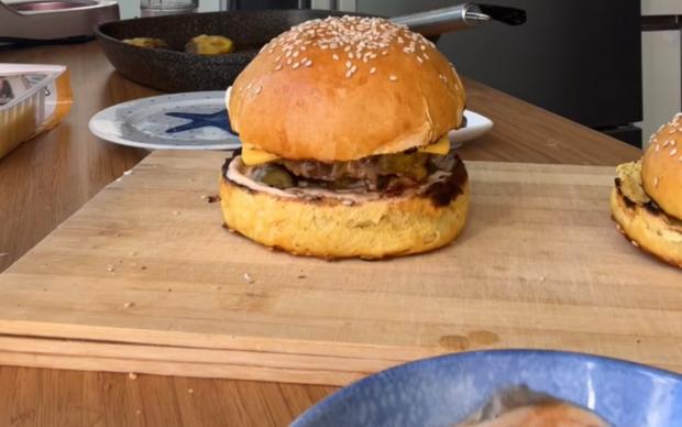 Zerdeçallı Hamburger
