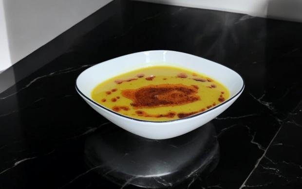 Kemik Suyuna Zerdeçallı Mercimek Çorbası Tarifi