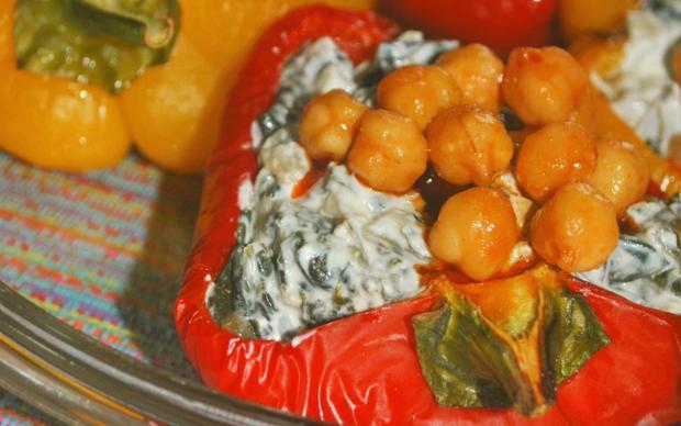 Renkli Biber Çanağında Ispanak Borani Tarifi