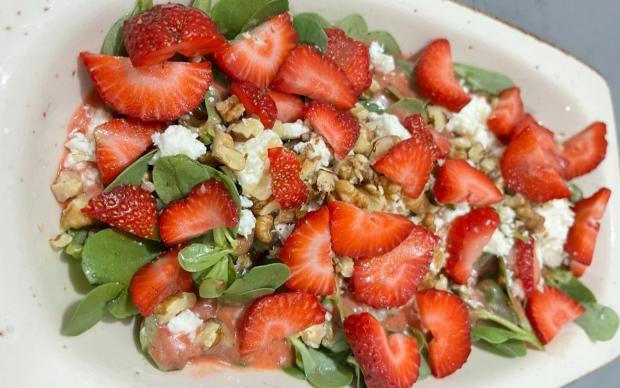 Çilek Soslu Semizotu Salatası Tarifi